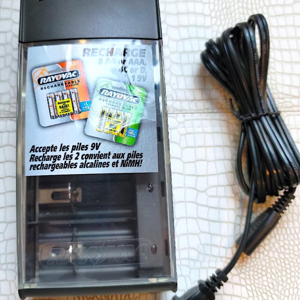 UNUSED RAYOVAC Universal BATTERY CHARGER Rechargeable NiCD Alkaline NiMH # PS3.